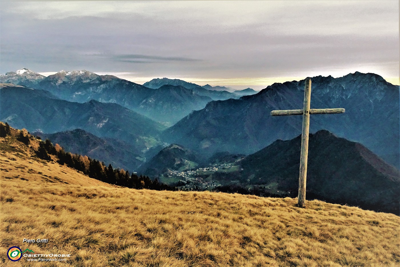 100 Spettacolare vista sulla valle dalla croce dei Piani dell'Avaro.JPG